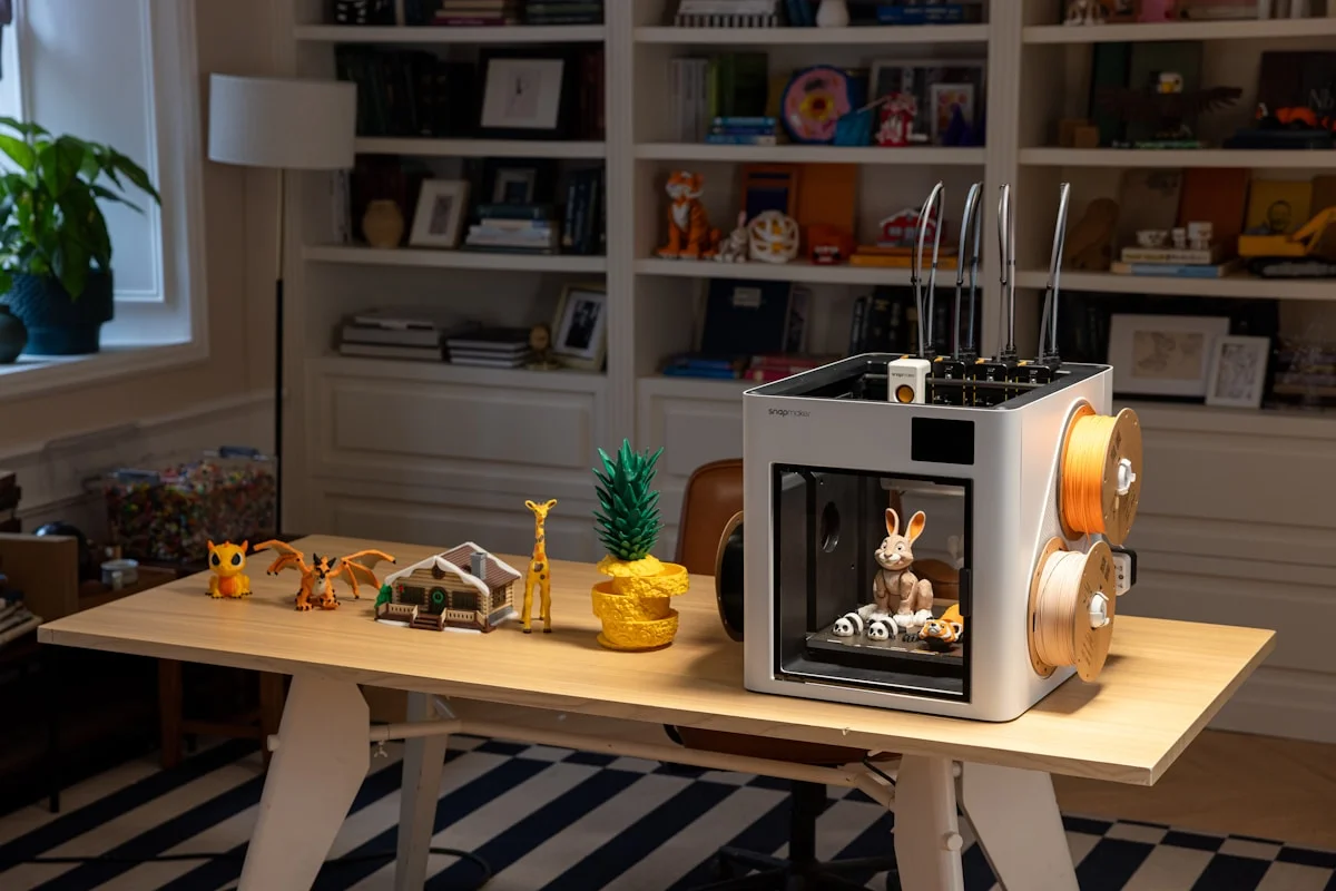 Imprimante 3D avec pièces imprimées sur le bureau